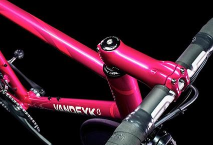 فانديك تكشف عن دراجة بلاست الزهرية